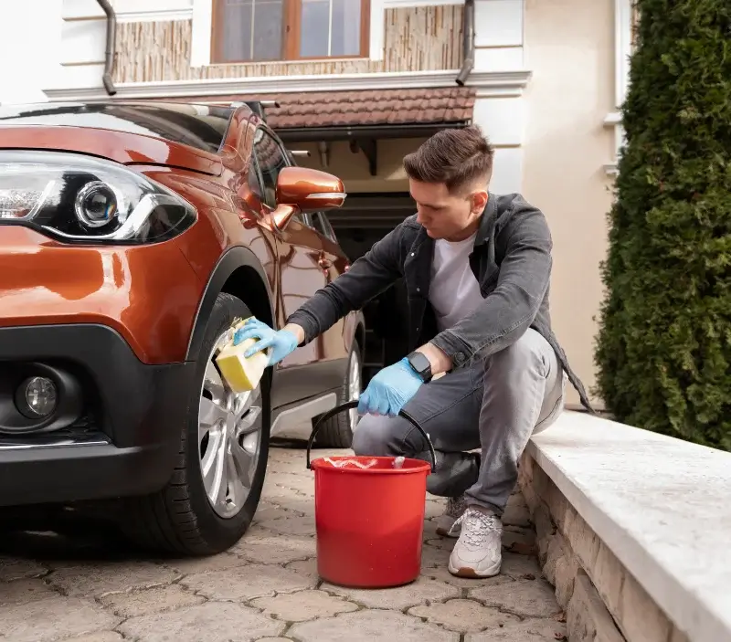 Lavage auto à domicile Montreuil-sur-Ille : professionnel intervenant sur un véhicule